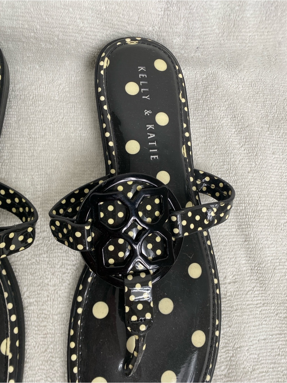 Kelly & Katie Women's Black Cream Polka Dot Faux Patent Leather Sandal Size 9.5 - Picture 8 of 12